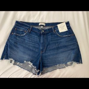 Abercrombie & Fitch - Curve Love 90s High Rise Cutoff Shorts